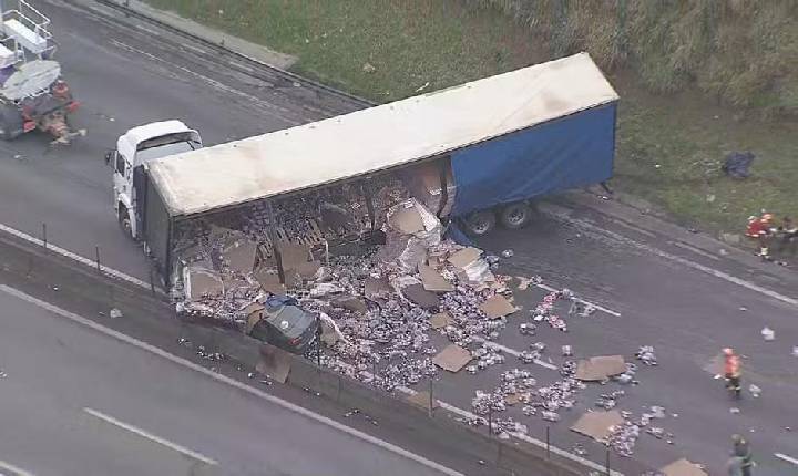 Acidente com carreta com refrigerantes interdita sentido interior da Raposo Tavares em Cotia