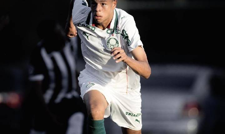 Atacante do sub-17 virou lateral no Palmeiras, foi comparado a Marcelo e agora vai à Seleção