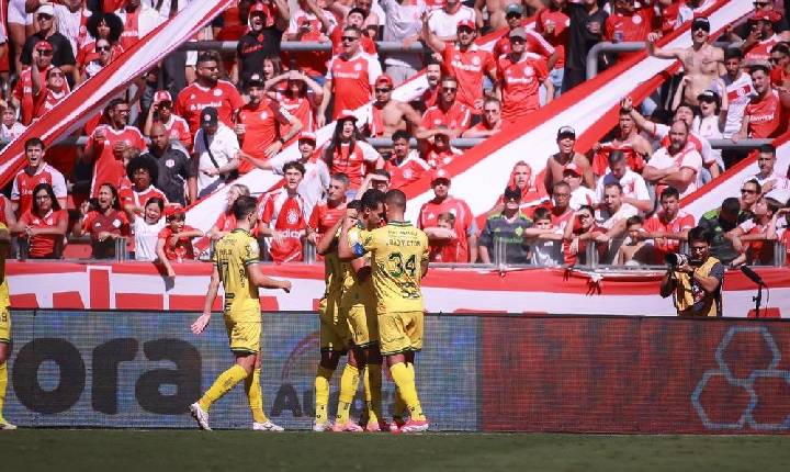 Auxiliar do Mirassol, Ivan Baitello celebra vitória 