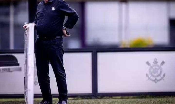 Bastidores: crise leva elenco do Corinthians a blindar vestiário e ampliar distância de Stabile