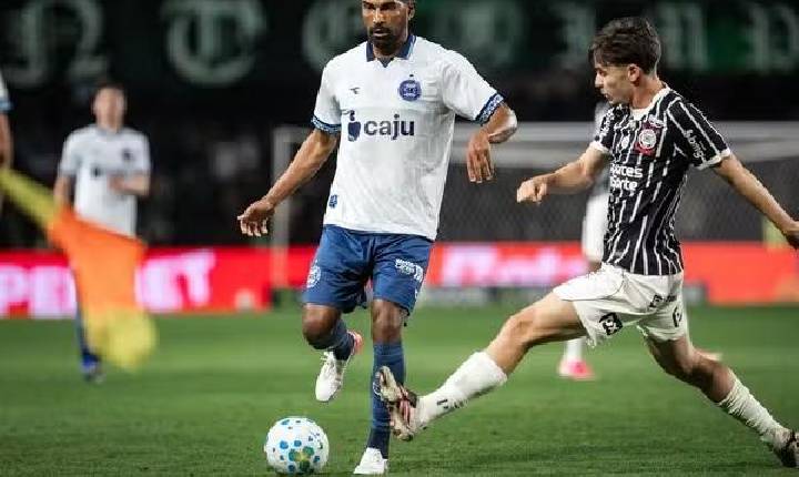 Breno Bidon recebe o terceiro amarelo e desfalca o Corinthians no clássico contra o Santos