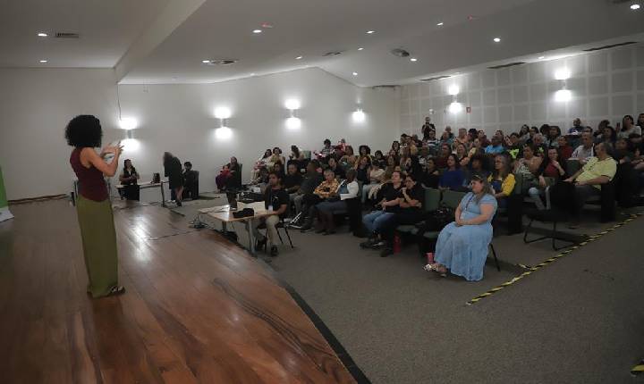Café com Libras acontece dia 14 com sessão de cinema e bate-papo sobre inclusão em Barueri