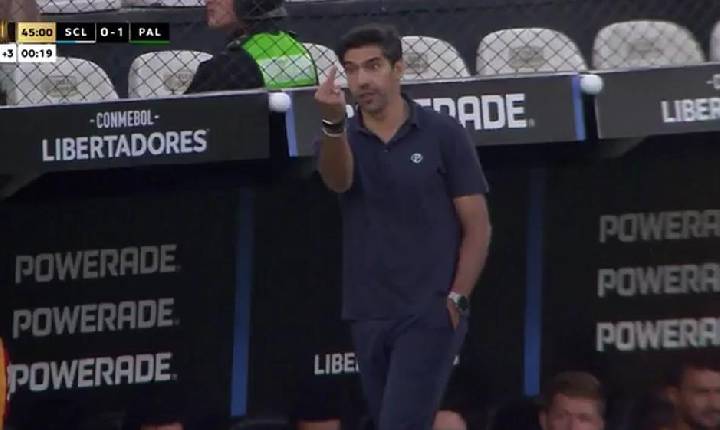 Conmebol multa e adverte Abel Ferreira por mostrar dedo do meio a Flaco em gol do Palmeiras