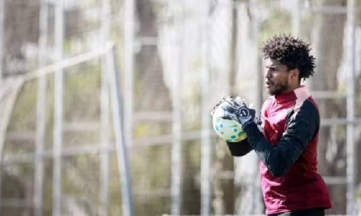 Corinthians evita risco e monitora dores no joelho de Hugo Souza até jogo contra o Santos