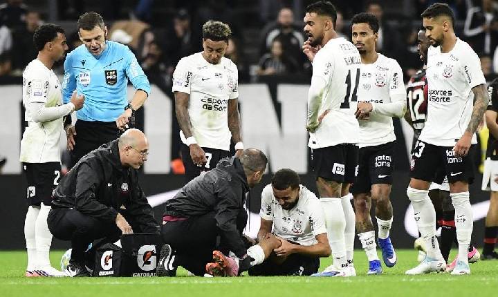 Corinthians x Athletico: Labyad torce joelho no gramado e é substituído