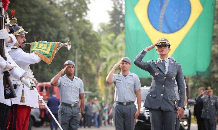 Coronel Glauce toma posse como primeira mulher no comando da Polícia Militar de SP em 200 anos de história