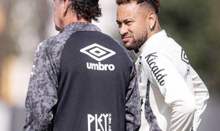Cuca nega privilégios a Neymar no Santos e exalta camisa 10: 