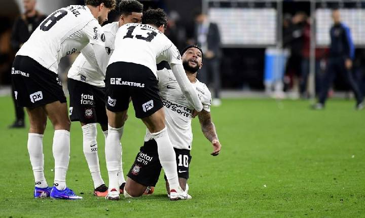 Da renovação polêmica ao pênalti perdido: os problemas de Memphis em ano turbulento no Corinthians