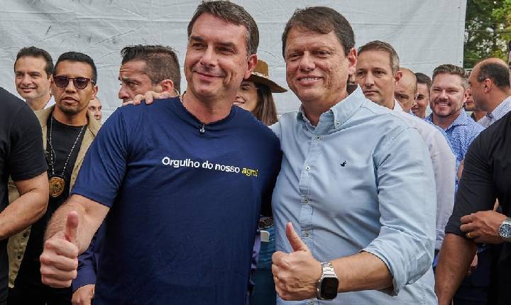 Em evento oficial do governo de SP, Tarcísio chama Flávio Bolsonaro de 'próximo presidente' e senador promete 'cuidar do povo brasileiro'