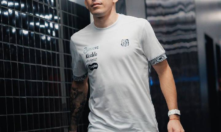 Escobar se queixa de dores na coxa, fica fora de treinos do Santos e pode aumentar lista de desfalques