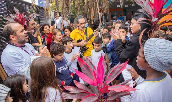 Escola de Barueri homenageia aluna com plantio de ipê-amarelo