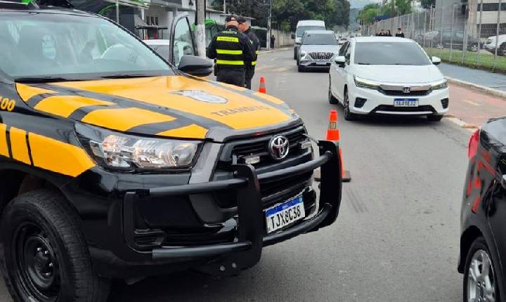 Fiscalização rigorosa em Barueri flagra veículos irregulares e motorista com CNH suspensa