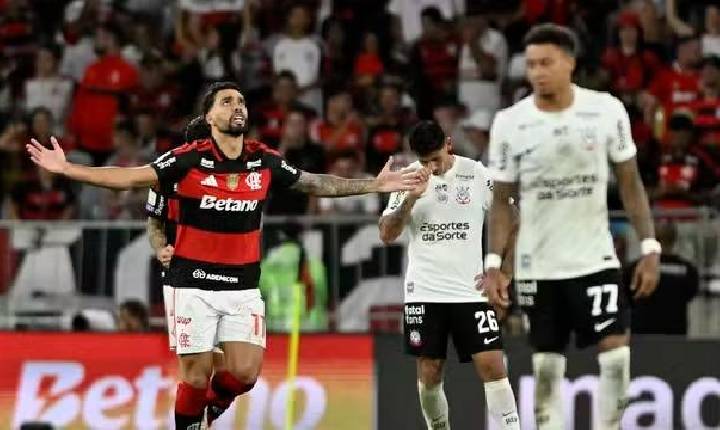 Flamengo vence os reservas do Corinthians e mantém a liderança do Brasileirão