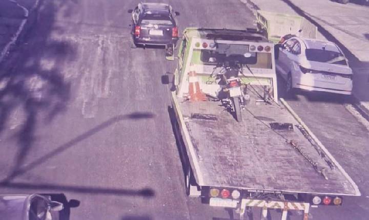 Forças de segurança de Barueri retiram motocicleta com placa adulterada de circulação