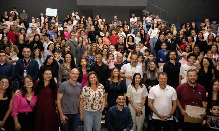 Formatura do Programa Famílias Fortes lota auditório da Secretaria de Educação