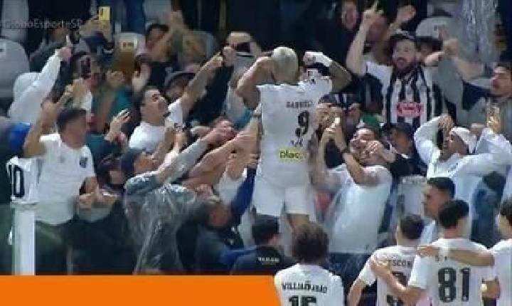 Goleiro João Pedro renova com o Santos até abril de 2031