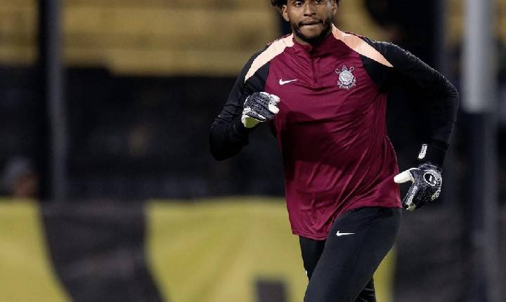 Hugo Souza lamenta ausência na lista da Copa e promete foco no Corinthians: 
