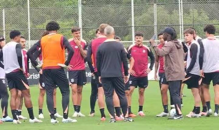 Intervenções e conversas com o grupo: como foi o primeiro treino de Seedorf no Corinthians