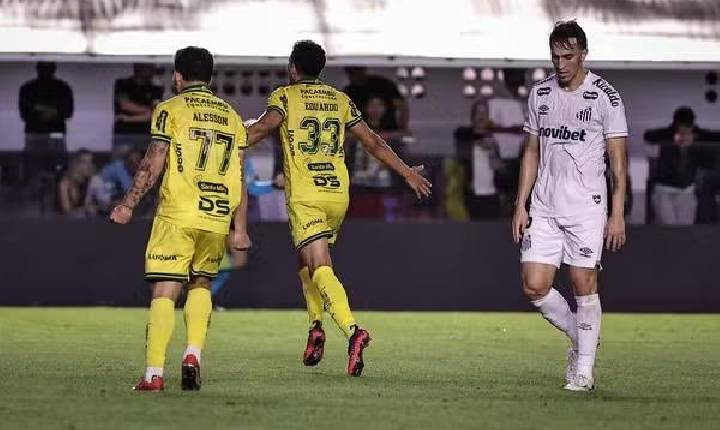 João Schmidt desfalca Santos em clássico contra o Corinthians, pelo Campeonato Brasileiro