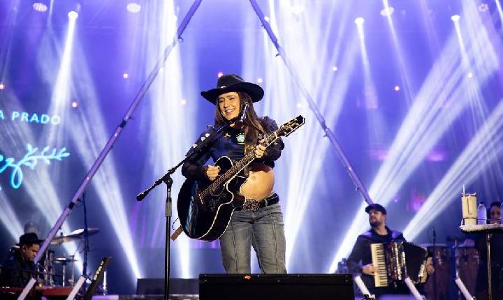 Lauana Prado emociona público no Arraiá Barueri com o melhor do sertanejo raiz