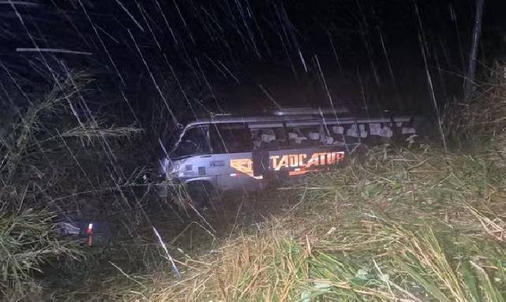 Micro-ônibus capota em rodovia de SP e deixa 3 mortos