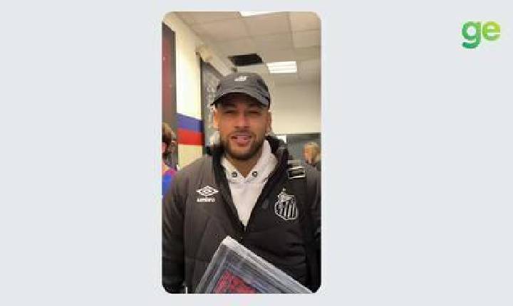 Neymar é tietado após empate do Santos na Argentina e dá chuteira para jogador do San Lorenzo