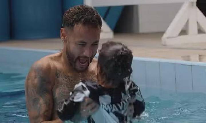 Neymar recebe companhia de Mavie durante recuperação no CT do Santos