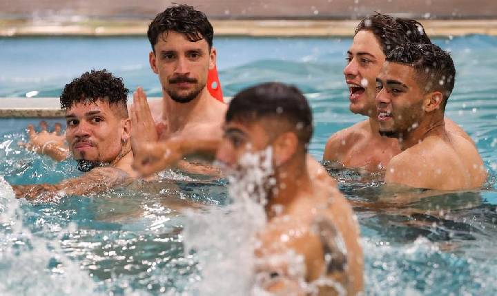 Palmeiras faz treino de recuperação com exercícios de hidroginástica na piscina