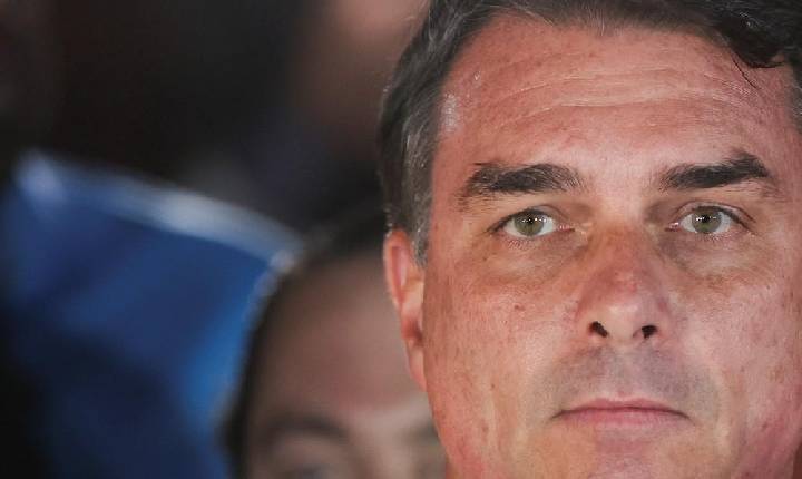 PF apura se Flávio Bolsonaro deixou o Brasil pela fronteira com a Argentina