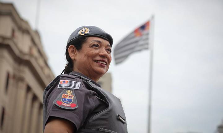 Policiais ajudam mulheres após superarem violência em SP