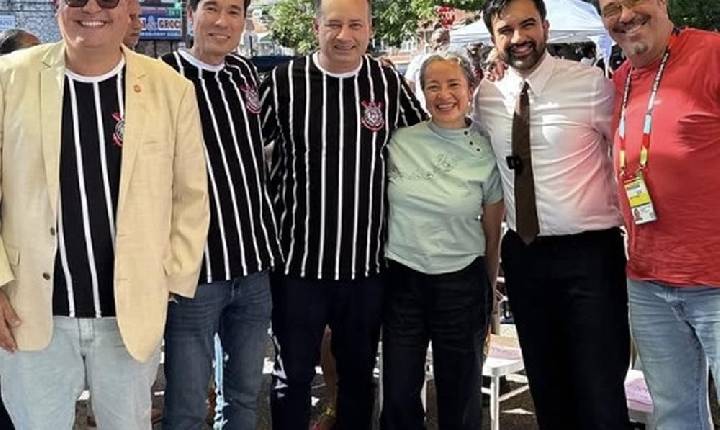 Prefeito de Nova York recebe camisa do Corinthians depois de citar Sócrates e Democracia