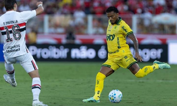 Reinaldo chega a 100 participações em gols no Brasileirão com assistência contra o São Paulo