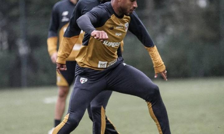 Sabino avança em recuperação e trabalha no gramado em treino do São Paulo