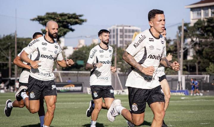 Santos treina sem quatro jogadores liberados para buscar novo clube