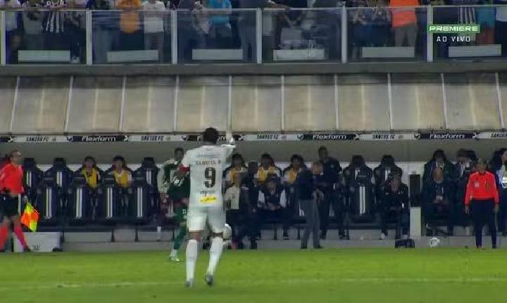 Santos x Palmeiras: Cuca e Gabigol discutem na saída para o intervalo, mas voltam abraçados; vídeo