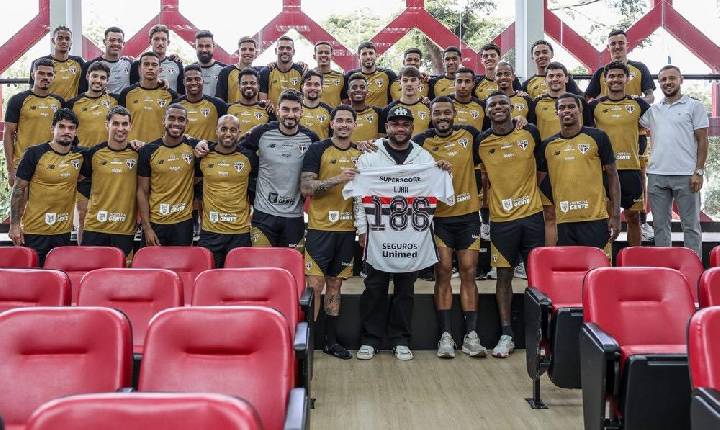 São Paulo oficializa rescisão com volante Luan, que recebe homenagem no CT