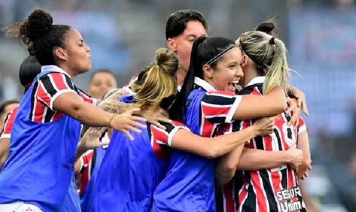 São Paulo vence o Corinthians de virada e larga na frente na final do Brasileirão Feminino