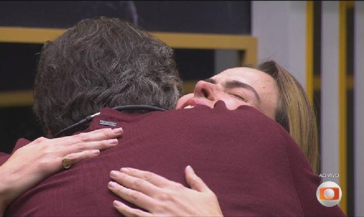 Tadeu Schmidt entra na casa do BBB 26, se declara e emociona Finalistas: 'Eu amo vocês'