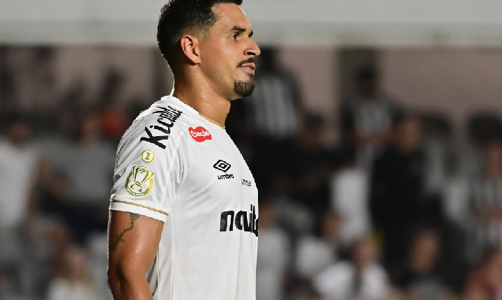 Torcedores do Santos protestam na Vila Belmiro, e Lucas Veríssimo diz: 