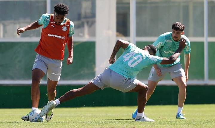 Treino do Palmeiras: Carlos Miguel e Vitor Roque trabalham com o elenco