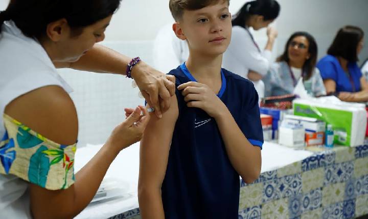 Vacinação continua neste sábado (25) em sete escolas de Barueri