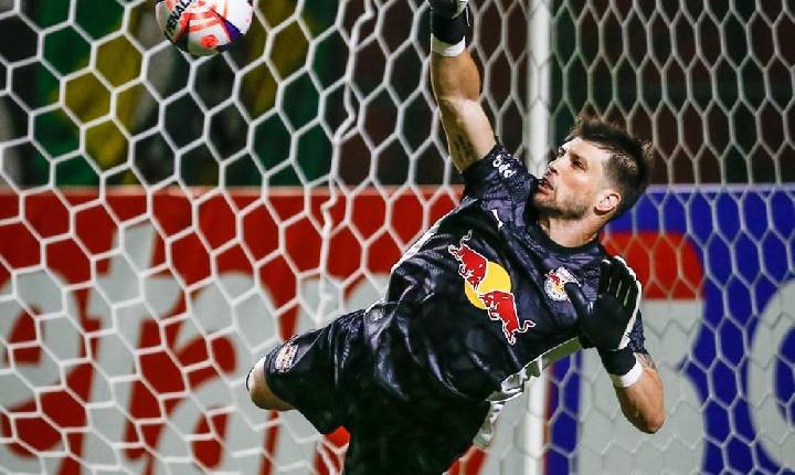 Volpi celebra vitória contra o Flamengo e fala sobre disputa de titularidade com Cleiton: 