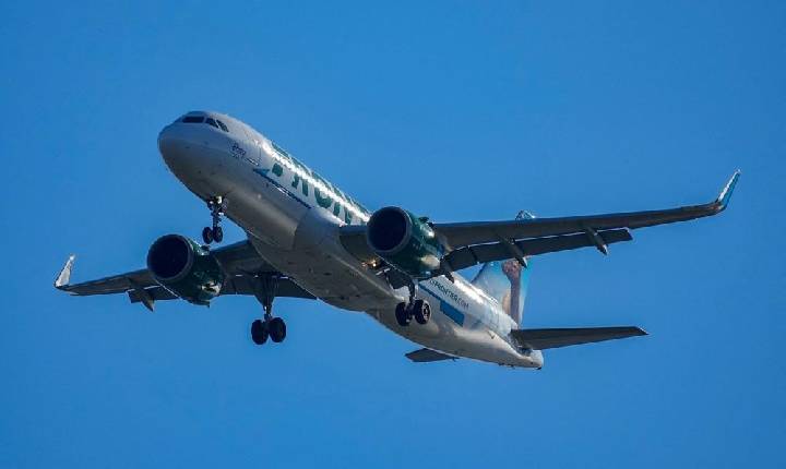 Voo é cancelado após avião atropelar pedestre durante decolagem em Denver, nos EUA