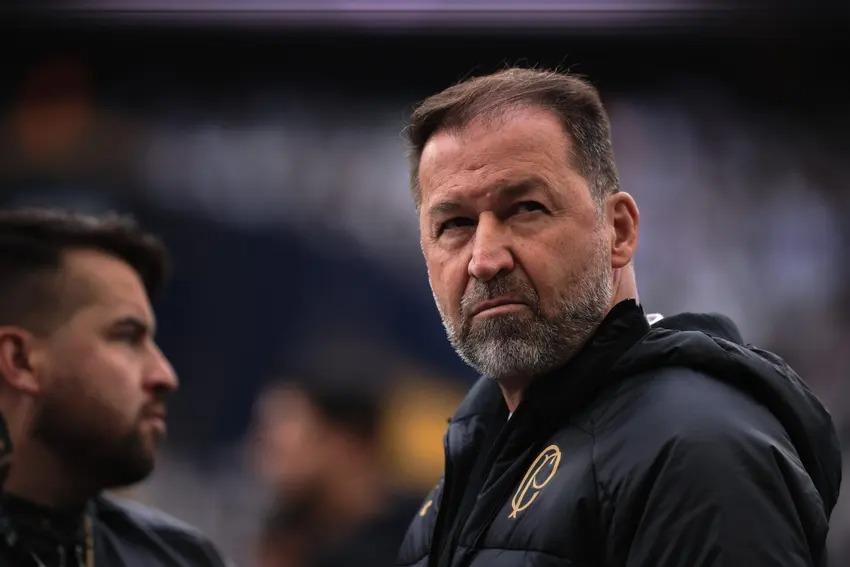 Antes de saída, Augusto Melo ampliou contratos e Corinthians contesta multa milionária