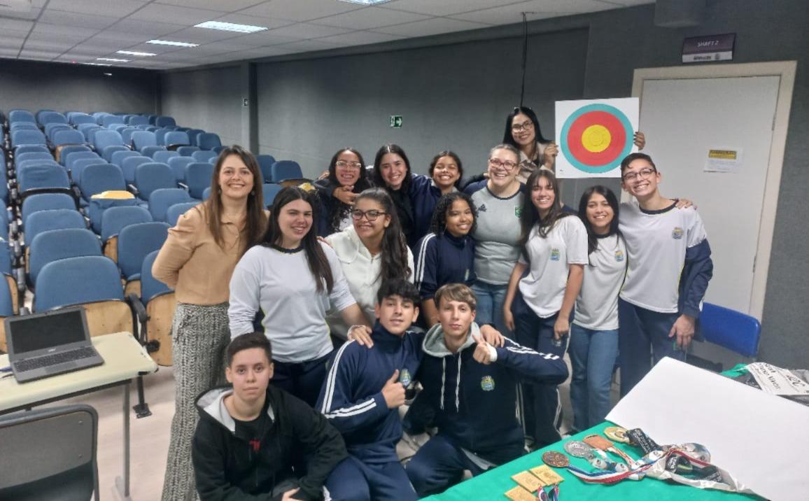 Campeã olímpica Sarah Nikitin emociona e inspira alunos da EMEF José Leandro de Barros Pimentel em palestra motivacional