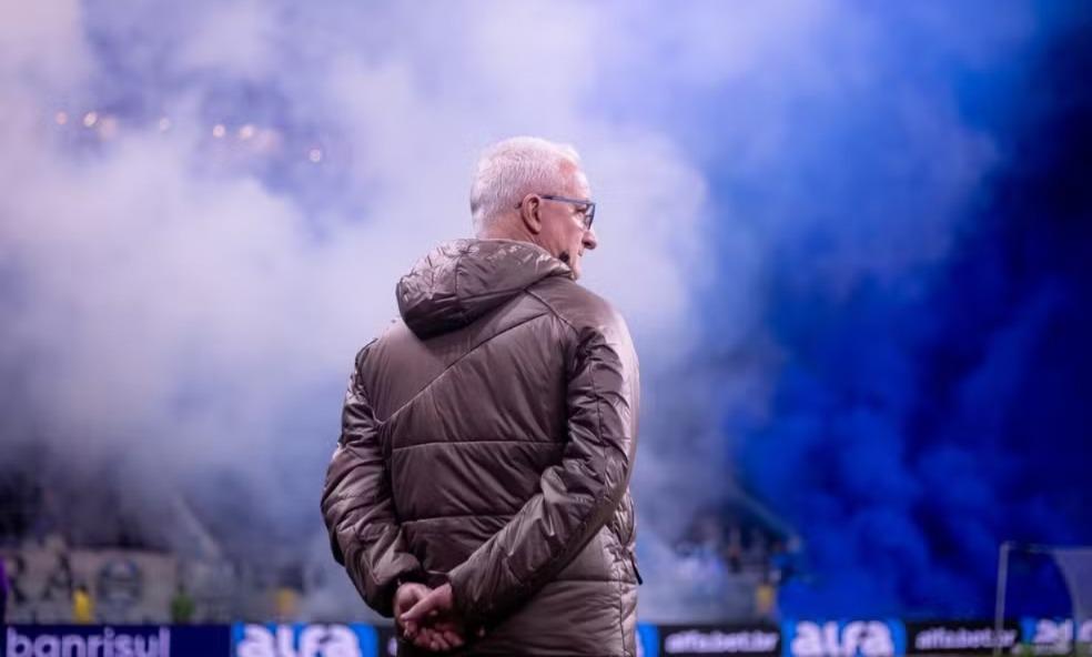 Dorival defende ausências de Memphis, Carrillo e Martínez e enxerga evolução no Corinthians