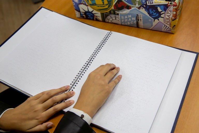Escolas terão material didático acessível a alunos com deficiência visual