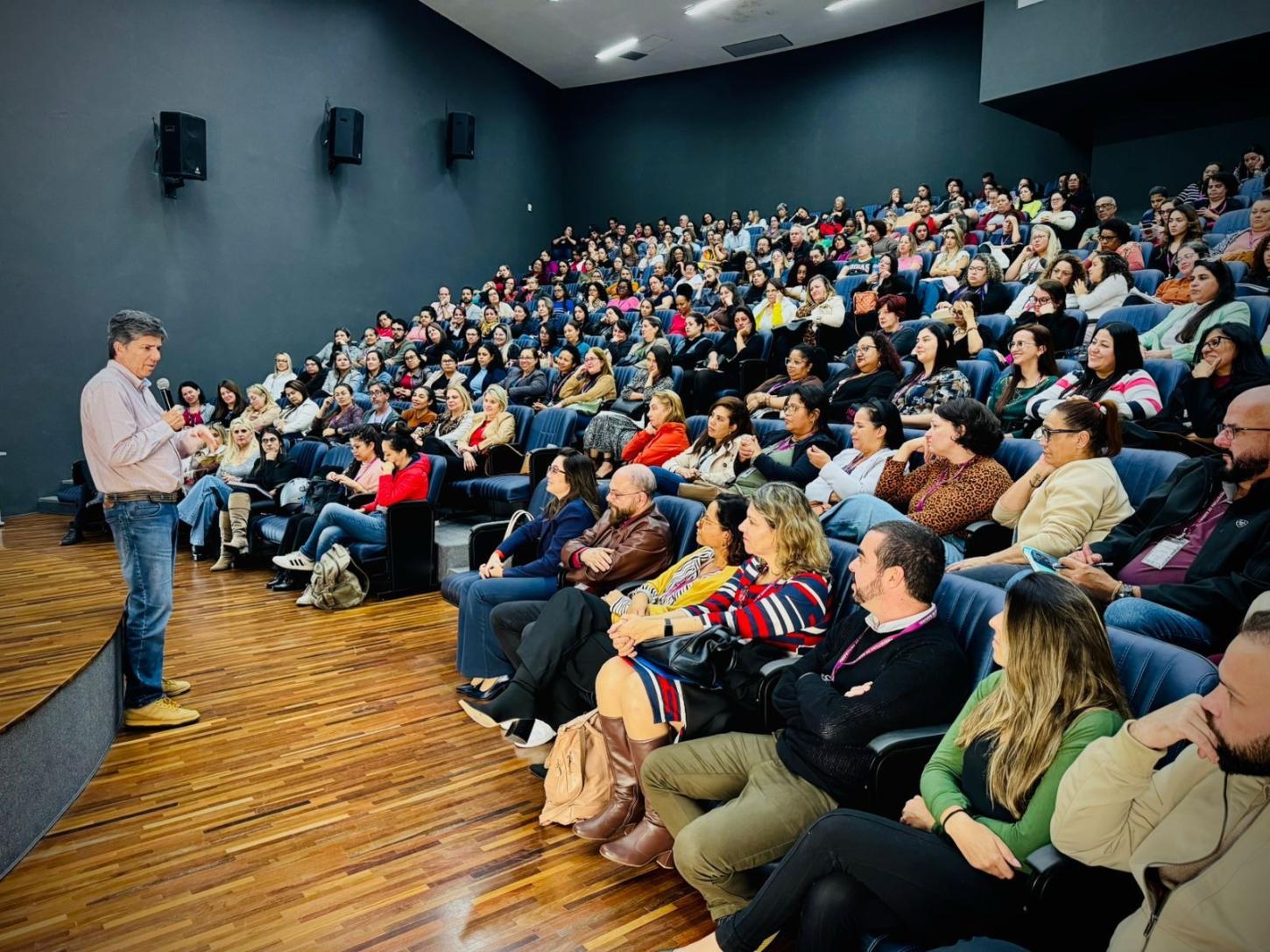 Novo Secretário de Educação, Cláudio Piteri, se apresenta à rede municipal com mensagem de união e compromisso