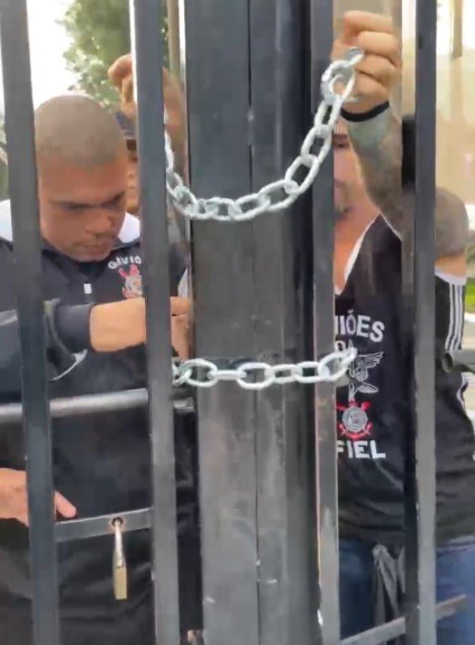 Organizadas do Corinthians ocupam o Parque São Jorge em momento da crise política do clube!