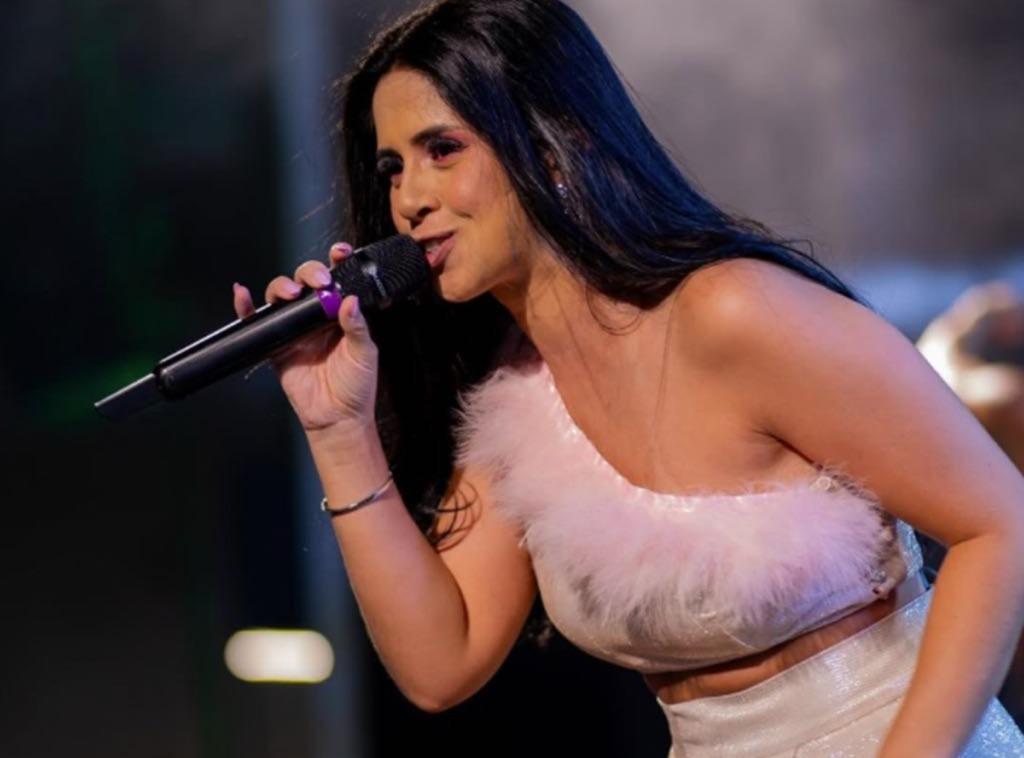 Quem é a cantora sertaneja que foi seguida e teve cabelo cortado por criminosos na frente de casa em SC